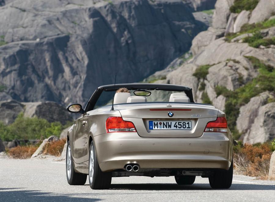  BMW 1-Series Convertible 2011 года  (фото 44 из 69)